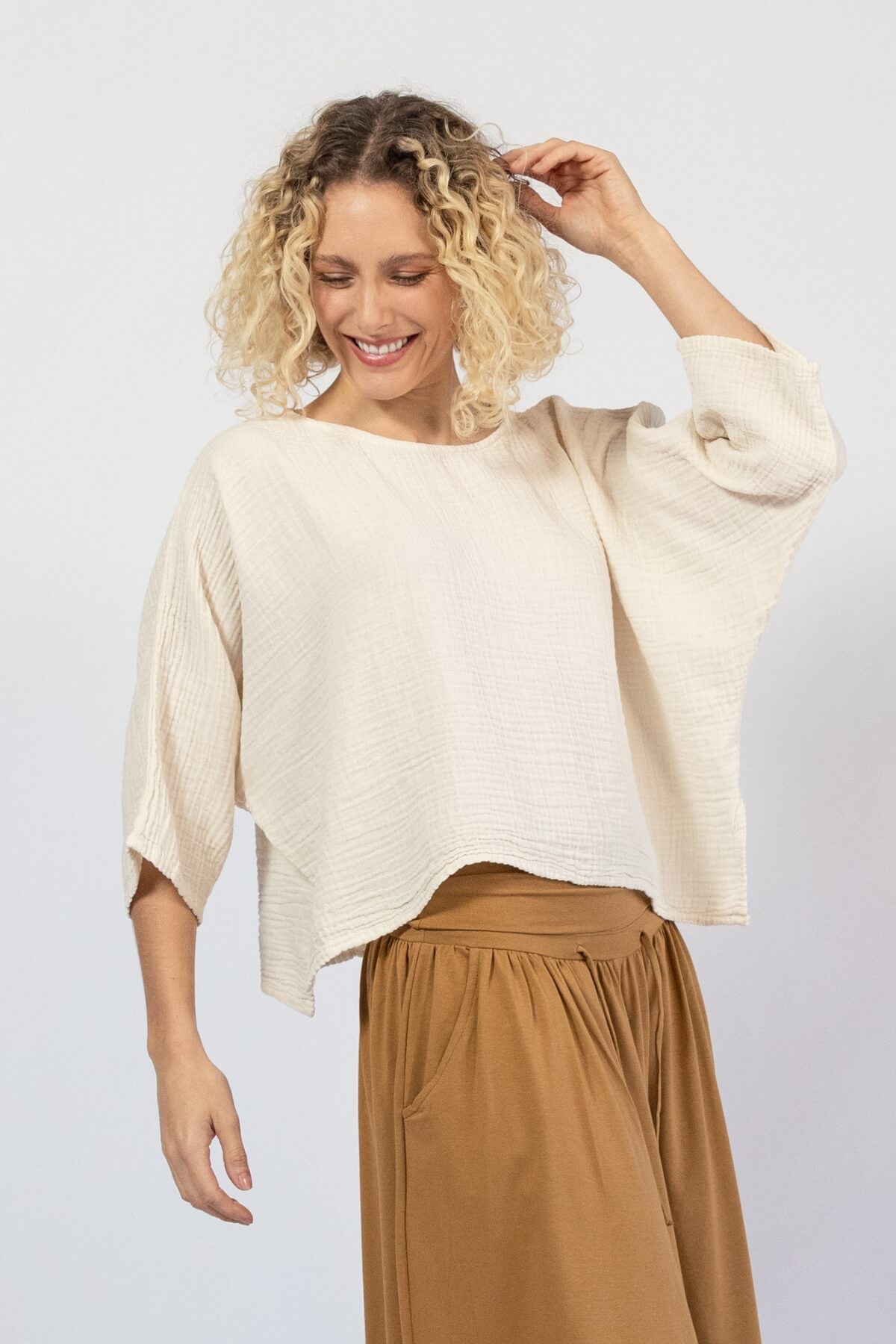 Boxy cropped muslin cotton top for women – right side view