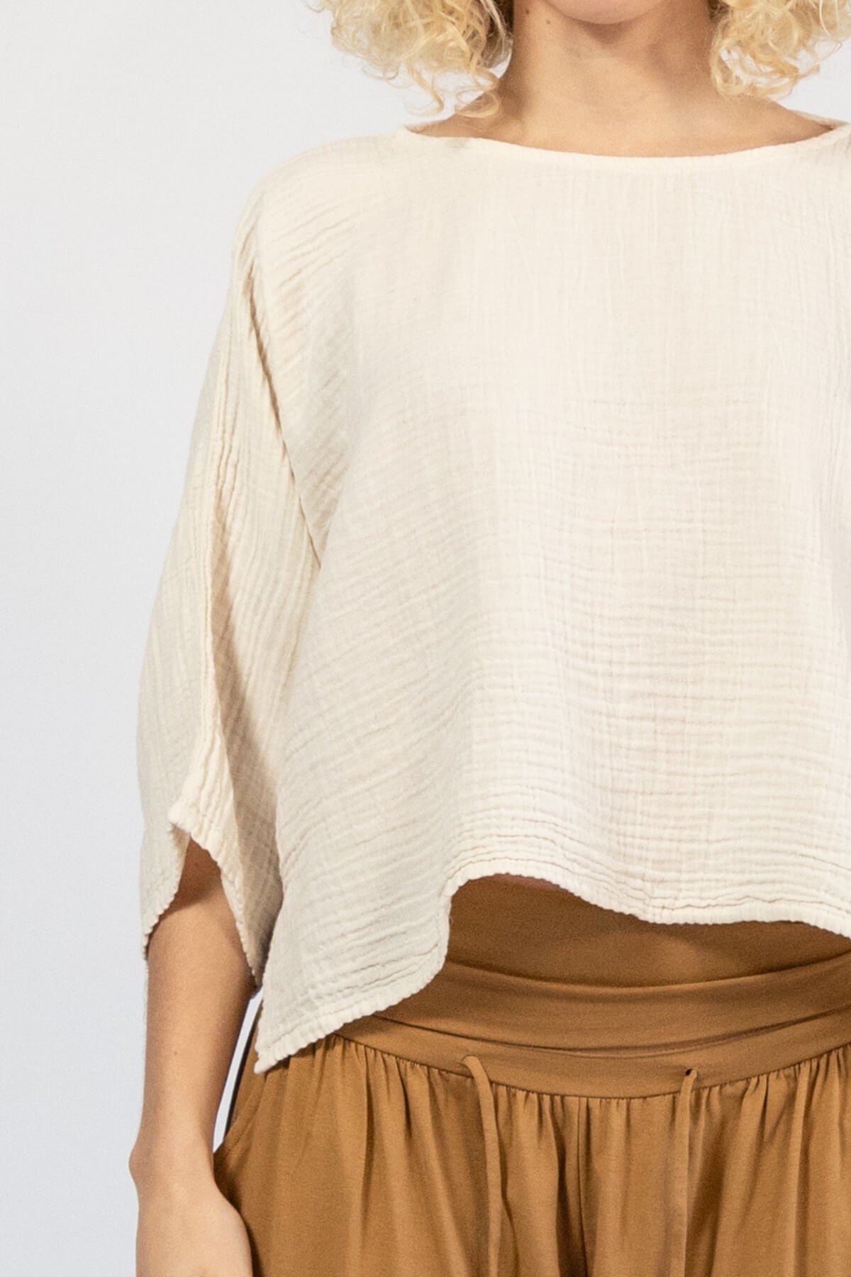 Boxy cropped muslin cotton top for women – crinkle cotton detail
