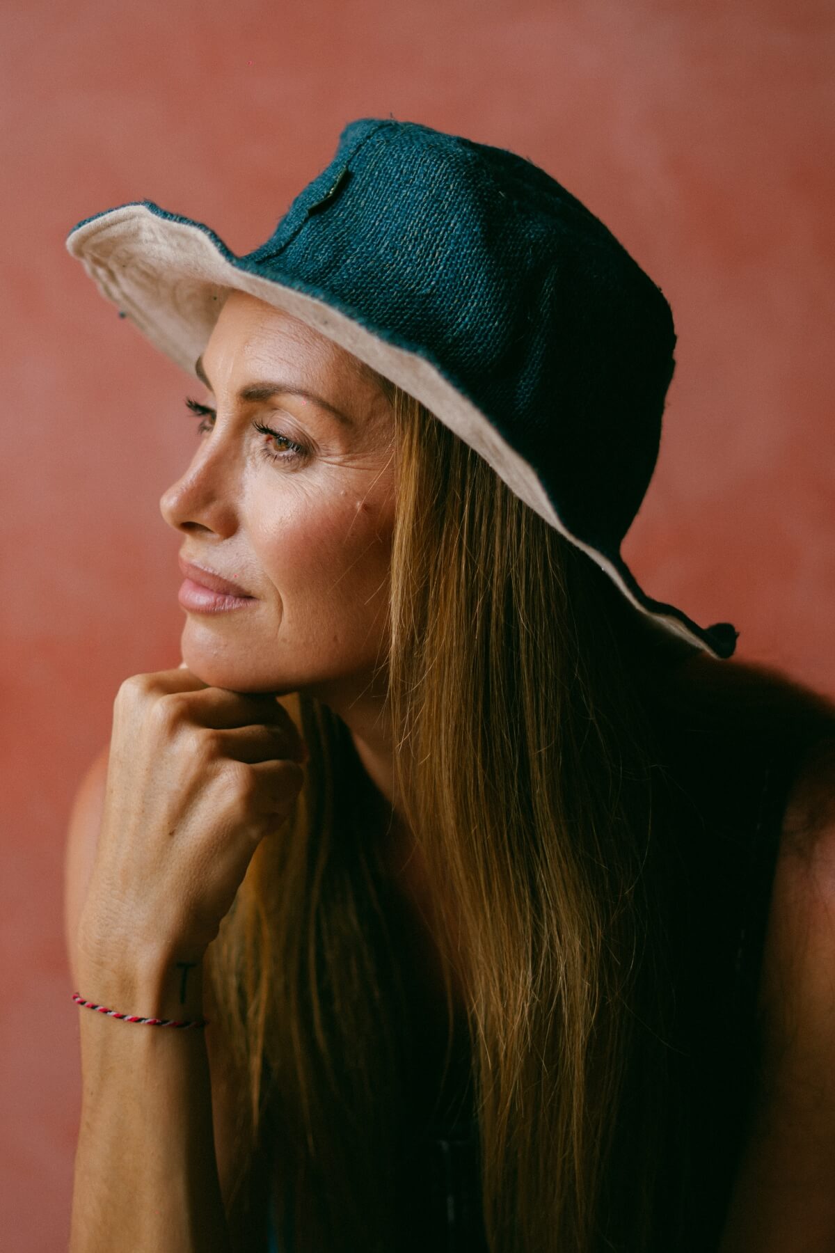 Organic hemp hat with wide brim for women – blue